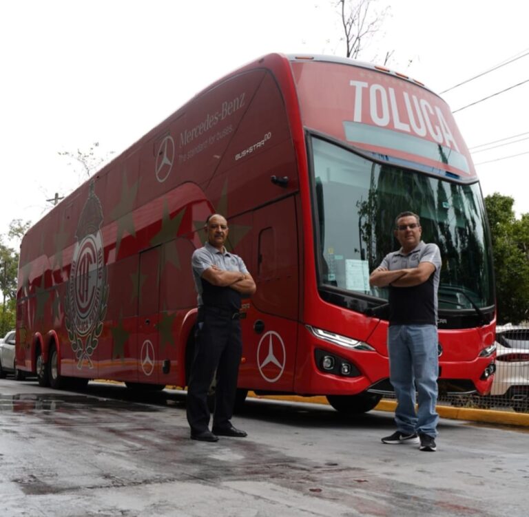 Mercedes-Benz Autobuses entrega unidad de doble piso al Club Toluca