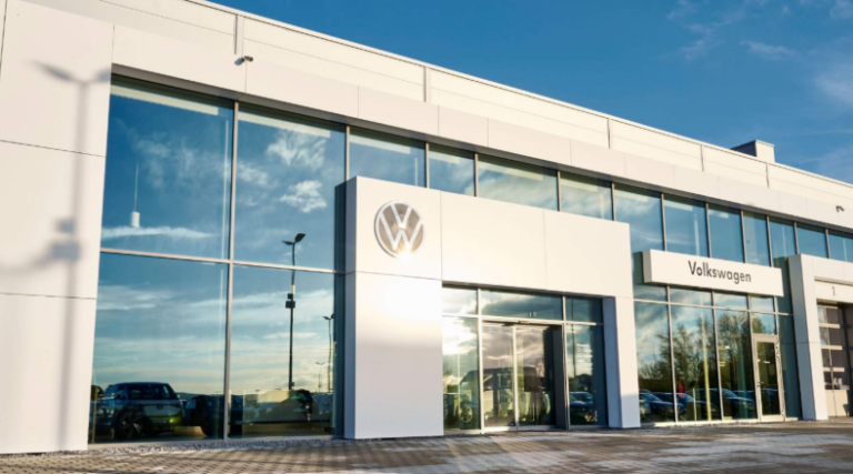 Volkswagen recorta producción de Jetta y Tiguan en Puebla; elimina un turno